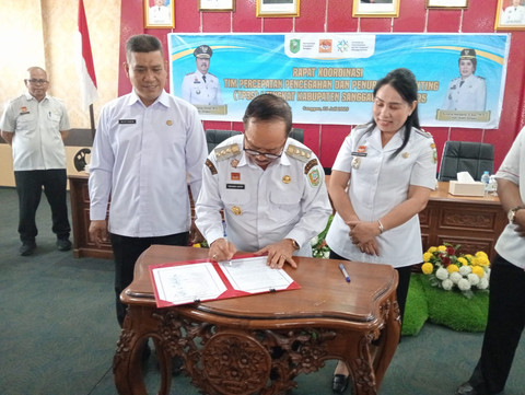 Penandatanganan Nota Kesepakatan dan Komitmen Bersama TP3S Kabupaten Sanggau yang disaksikan langsung oleh Kepala Kemendukbangga/BKKBN Prov. Kalbar. Foto: Dok. Istimewa