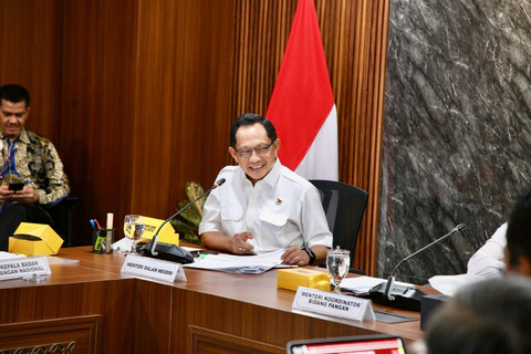 Mendagri Tito Karnavian dalam rapat koordinasi soal manipulasi harga beras dan beras oplosan di kantor Kemenko Bidang Pangan, Jumat (25/7/2025). Foto: Dok Kemendagri