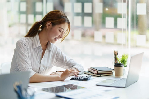 Ilustrasi istri mengatur keuangan. Foto: shutterstock