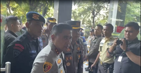Kapolda Metro Jaya, Irjen Pol Karyoto, ikut memantau jalannya sidang vonis atau pembacaan putusan Sekjen PDIP Hasto Kristiyanto, terkait kasus dugaan suap dan perintangan penyidikan Harun Masiku, di Pengadilan Tipikor Jakarta, Jumat (25/7/2025). Foto: Fadhil Pramudya/kumparan