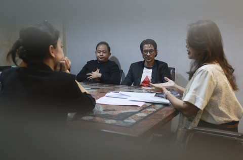 Artis Kimberly Reader bersama Edward Akbar saat membahas harta bersama di kantor notaris Di kawasan Kalibata, Jakarta, Jumat, (25/7/2025). Foto: Agus Apriyanto