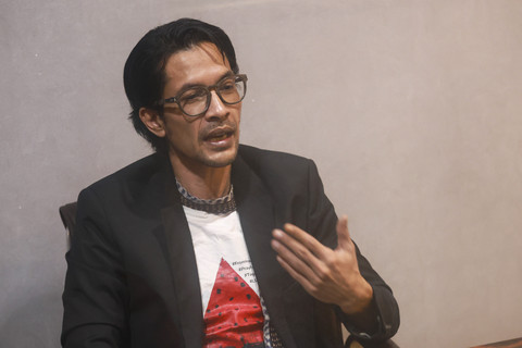 Edward Akbar saat membahas harta bersama Kimberly Ryder di kantor notaris Di kawasan Kalibata, Jakarta, Jumat, (25/7/2025). Foto: Agus Apriyanto