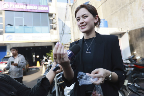 Artis Kimberly Ryder menjawab pertanyaan wartawan saat membahas harta bersama Edward Akbar di kantor notaris Di kawasan Kalibata, Jakarta, Jumat, (25/7/2025). Foto: Agus Apriyanto