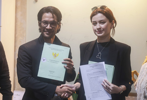 Artis Kimberly Reader bersama Edward Akbar saat membahas harta bersama di kantor notaris Di kawasan Kalibata, Jakarta, Jumat, (25/7/2025). Foto: Agus Apriyanto