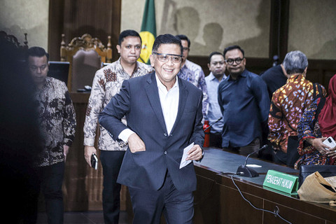 Terdakwa kasus dugaan suap pergantian antarwaktu (PAW) untuk anggota DPR Harun Masiku dan perintangan penyidikan, Hasto Kristiyanto berjalan usai menjalani sidang vonis di Pengadilan Tipikor, Jakarta, Jumat (25/7/2025). Foto: Iqbal Firdaus/kumparan