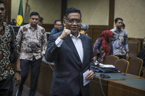 Terdakwa kasus dugaan suap pergantian antarwaktu (PAW) untuk anggota DPR Harun Masiku dan perintangan penyidikan, Hasto Kristiyanto mengepalkan tangan usai menjalani sidang vonis di Pengadilan Tipikor, Jakarta, Jumat (25/7/2025). Foto: Iqbal Firdaus/kumparan