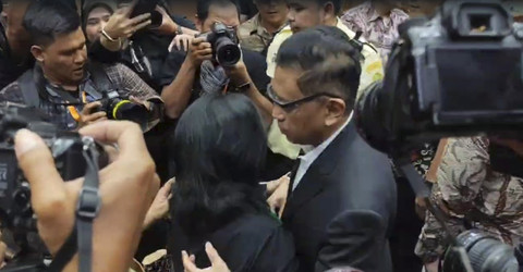 Terdakwa kasus dugaan suap PAW untuk anggota DPR Harus Masiku dan peringatan penyidikan Hasto Kristiyanto memeluk istrinya Maria Stefani Ekowati usai menjalani sidang vonis di Pengadilan Tipikor, Jakarta, Jumat (25/7/2025). Foto: Jonathan Devin/kumparan