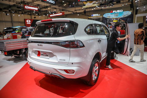 Mobil Mu-x di booth Isuzu saat gelaran pameran otomotif Gaikindo Indonesia International Auto Show (GIIAS) 2025 di ICE BSD, Tangerang, Kamis (24/7/2025). Foto: Aditia Noviansyah/kumparan