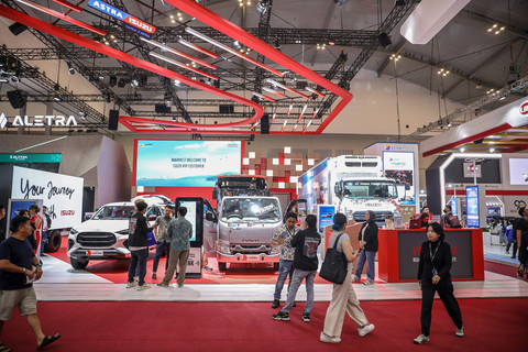 Suasana booth Isuzu saat gelaran pameran otomotif Gaikindo Indonesia International Auto Show (GIIAS) 2025 di ICE BSD, Tangerang, Kamis (24/7/2025). Foto: Aditia Noviansyah/kumparan 