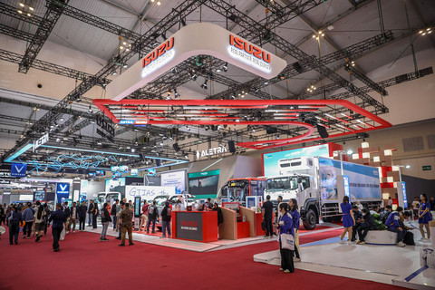 Suasana booth Isuzu saat gelaran pameran otomotif Gaikindo Indonesia International Auto Show (GIIAS) 2025 di ICE BSD, Tangerang, Kamis (24/7/2025). Foto: Aditia Noviansyah/kumparan