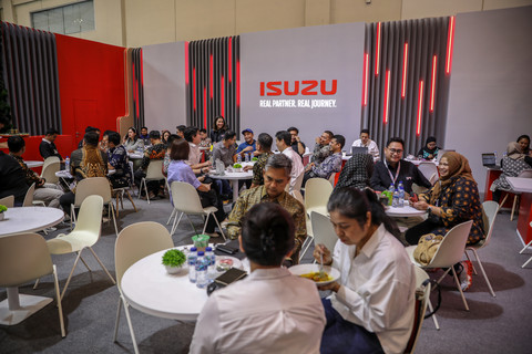 Suasana booth Isuzu saat gelaran pameran otomotif Gaikindo Indonesia International Auto Show (GIIAS) 2025 di ICE BSD, Tangerang, Kamis (24/7/2025). Foto: Aditia Noviansyah/kumparan 
