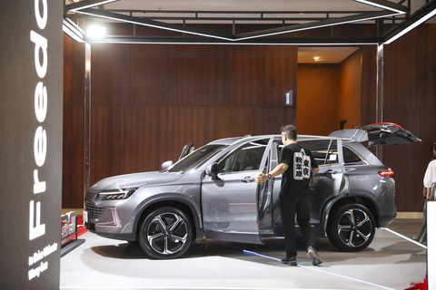 Mobil listrik Polytron G3+ ditampilkan di booth Polytron saat Gaikindo Indonesia International Auto Show (GIIAS) 2025 di ICE BSD, Tangerang, Kamis (24/7/2025).  Foto: Aditia Noviansyah/kumparan