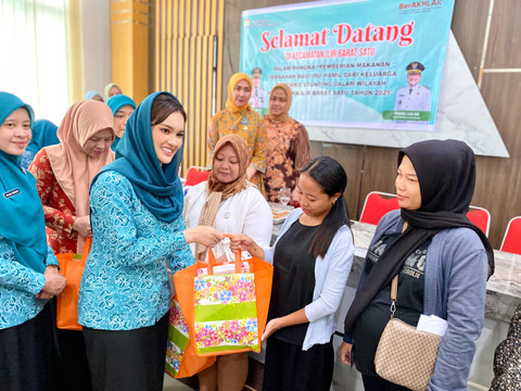 Staf Khusus TP PKK Palembang memberikan bantuan kepada ibu hamil/ist. 
