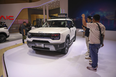 Mobil listrik BJ30 ditampilkan di booth Mobil Listrik BAIC saat Gaikindo Indonesia International Auto Show (GIIAS) 2025 di ICE BSD, Tangerang, Kamis (24/7/2025). Foto: Aditia Noviansyah/kumparan