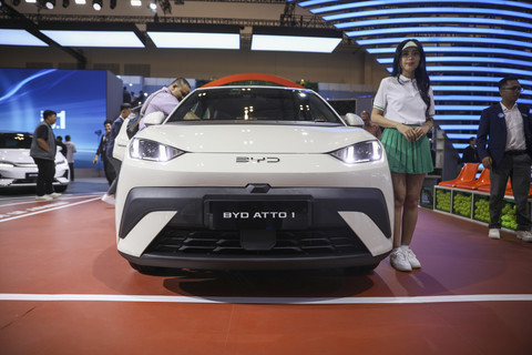 Mobil listrik Atto 1 ditampilkan di booth Mobil Listrik BYD saat Gaikindo Indonesia International Auto Show (GIIAS) 2025 di ICE BSD, Tangerang, Kamis (24/7/2025). Foto: Aditia Noviansyah/kumparan