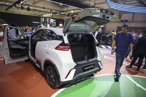 Mobil listrik BYD Atto 1 ditampilkan di booth Mobil Listrik BYD saat Gaikindo Indonesia International Auto Show (GIIAS) 2025 di ICE BSD, Tangerang, Kamis (24/7/2025). Foto: Aditia Noviansyah/kumparan