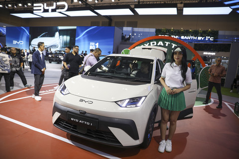 Mobil listrik BYD Atto 1 ditampilkan di booth Mobil Listrik BYD saat Gaikindo Indonesia International Auto Show (GIIAS) 2025 di ICE BSD, Tangerang, Kamis (24/7/2025). Foto: Aditia Noviansyah/kumparan