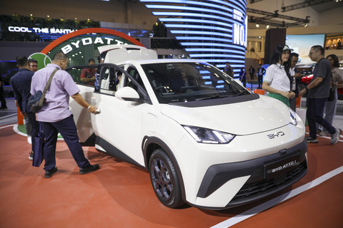 Mobil listrik BYD Atto 1 ditampilkan di booth Mobil Listrik BYD saat Gaikindo Indonesia International Auto Show (GIIAS) 2025 di ICE BSD, Tangerang, Kamis (24/7/2025). Foto: Aditia Noviansyah/kumparan