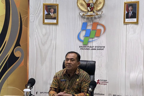 Plt Kepala BPS Jabar, Darwis Sitorus, memberikan paparan di Gedung BPS Jabar Bandung, Jumat (25/7/2025). Foto: Ricky Prayoga/Antara
