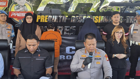 Kapolres Metro Bekasi Kota, Kombes Kusumo Wahyu Bintoro, menggelar konpers kasus penipuan jual-beli kontrakan fiktif dengan tersangka Karsih, Jumat (25/7/2025). Foto: Dok. kumparan