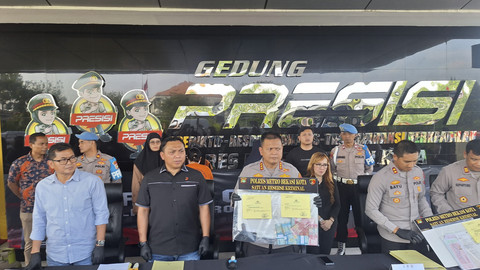 Kapolres Metro Bekasi Kota, Kombes Kusumo Wahyu Bintoro, menggelar konpers kasus penipuan jual-beli kontrakan fiktif dengan tersangka Karsih, Jumat (25/7/2025). Foto: Dok. kumparan