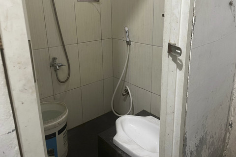 Fasilitas kamar mandi luar kos kapsul di Pancoran. Foto: Falah Nafis/kumparan