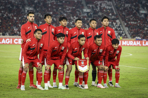 Sejumlah pemain Timnas Indonesia U-23 berpose sebelum laga melawan Timnas Thailand U-23 pada pertandingan semifinal ASEAN U-23 Mandiri Cup 2025 di Stadion Utama Gelora Bung Karno, Jakarta, Jumat (25/7/2025). Foto: Iqbal Firdaus/kumparan