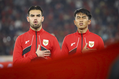 Pemain Timnas Indonesia U-23 Kakang Rudianto bersama rekannya Jens Raven menyanyikan lagu Indonesia Raya pada pertandingan semifinal ASEAN U-23 Mandiri Cup 2025 di Stadion Utama Gelora Bung Karno, Jakarta, Jumat (25/7/2025). Foto: Iqbal Firdaus/kumparan