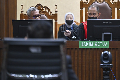 Ketua majelis hakim Rios Rahmanto mengetuk palu saat sidang vonis kepada terdakwa kasus dugaan suap pergantian antarwaktu untuk anggota DPR Harun Masiku dan perintangan penyidikan, Hasto Kristiyanto di Pengadilan Tipikkor, Jakarta, Jumat (25/7/2025). Foto: Bayu Pratama S/ANTARA FOTO