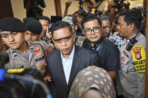Terdakwa kasus dugaan suap pergantian antarwaktu (PAW) untuk anggota DPR Harun Masiku dan perintangan penyidikan, Hasto Kristiyanto (tengah) keluar dari ruangan usai menjalani sidang vonis di Pengadilan Tipikor, Jakarta, Jumat (25/7/2025). Foto: Bayu Pratama S/ANTARA FOTO