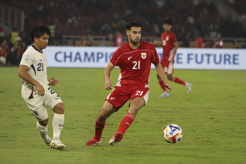 Pemain Timnas Indonesia U-23 Jens Raven berebut bola dengan pemain Timnas Thailand U-23 Phon-Ek Maneekron pada pertandingan semifinal ASEAN U-23 Mandiri Cup 2025 di Stadion Utama Gelora Bung Karno, Jakarta, Jumat (25/7/2025). Foto: Iqbal Firdaus/kumparan