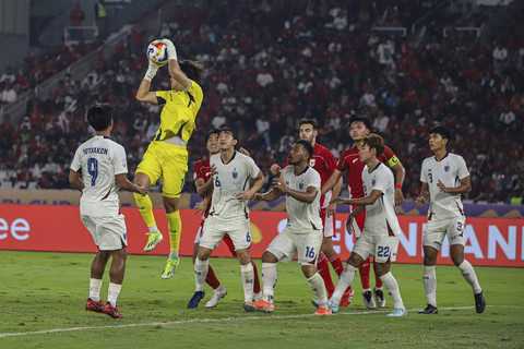Kiper Timnas Thailand U-23 Sorawat Phosaman menangkap bola saat laga melawan Timnas Indonesia U-23 pada pertandingan semifinal ASEAN U-23 Mandiri Cup 2025 di Stadion Utama Gelora Bung Karno, Jakarta, Jumat (25/7/2025). Foto: Iqbal Firdaus/kumparan