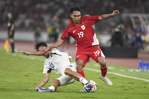 Pemain Timnas U-23 Indonesia Frengky Missa berebut bola dengan pemain Timnas U-23 Thailand Teerapat Pruetong (kiri) dalam pertandingan semifinal Piala AFF U-23 2025 di Stadion Utama Gelora Bung Karno (SUGBK), Jakarta, Jumat (25/7/2025). Foto: Muhammad Adimaja/ANTARA FOTO