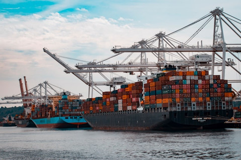 Ilustrasi aktivitas logistik ekspor impor (Andy Li/Unsplash)  