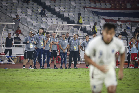 Pelatih Gerald Vanenburg bersama asisten dan ofisial Timnas Indonesia U-23 menyaksikan babak adu penalti melawan Timnas Thailand U-23 pada laga semifinal ASEAN U-23 Mandiri Cup 2025 di Stadion Utama Gelora Bung Karno, Jakarta, Jumat (25/7/2025). Foto: Iqbal Firdaus/kumparan