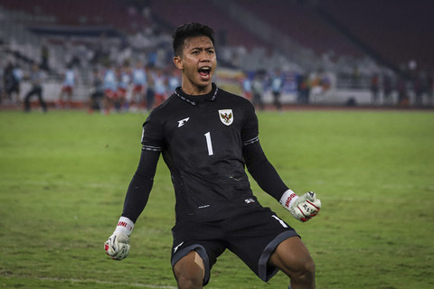 Kiper Timnas Indonesia U-23 Muhammad Ardiyansyah berselebrasi usai berhasil menepis tendangan pemain Timnas Thailand U-23 pada pertandingan semifinal Piala AFF U-23 2025 di Stadion Utama Gelora Bung Karno (SUGBK), Senayan, Jakarta, Jumat (25/7/2025). Foto: Iqbal Firdaus/kumparan