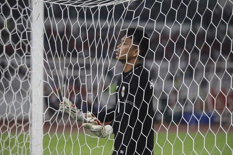 Kiper Timnas Indonesia U-23 Muhammad Ardiyansyah berdoa di dalam jaring saat adu penalti melawan Timnas Thailand U-23 pada pertandingan semifinal Piala AFF U-23 2025 di Stadion Utama Gelora Bung Karno (SUGBK), Senayan, Jakarta, Jumat (25/7/2025). Foto: Iqbal Firdaus/kumparan