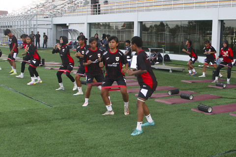 Pesepak bola Timnas Indonesia putri U-16 mengikuti sesi latihan pemanasan di pemusatan latihan bersama di Supersoccer Arena, Kudus, Jawa Tengah, Selasa (22/7/2025).  Foto: Nirza/ANTARA FOTO