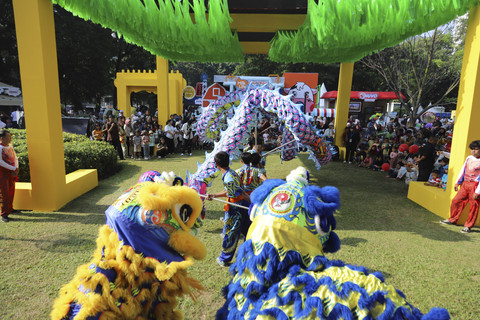Penampilan Barongsai saat kumparanMOM Festival Hari Anak 2025 di Ex Taman Anggrek, Gelora Bung Karno, Jakarta, Sabtu (26/7/2025). Foto: Iqbal Firdaus/kumparan
