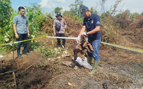 Polisi melakukan identifikasi di lokasi kebakaran di Segedong. Foto: Dok. Istimewa