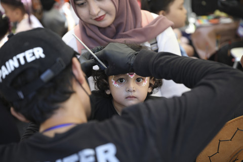 Face Painting meramaikan acara kumparanMOM Festival Hari Anak 2025 di Ex Taman Anggrek, Gelora Bung Karno, Jakarta, Sabtu (26/7/2025). Foto: Aditia Noviansyah/kumparan