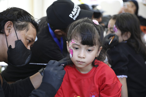 Face Painting meramaikan acara kumparanMOM Festival Hari Anak 2025 di Ex Taman Anggrek, Gelora Bung Karno, Jakarta, Sabtu (26/7/2025). Foto: Aditia Noviansyah/kumparan