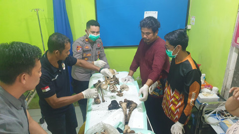 Petugas mengidentifikasi kerangka manusia yang ditemukan di lahan Desa Peniti Dalam I, Kecamatan Segedong, Mempawah. Foto: Dok. Istimewa