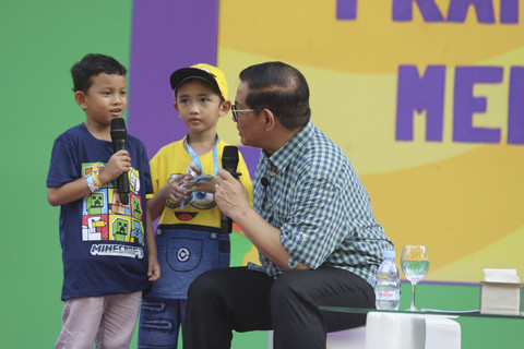 Gubernur DKI Jakarta Pramono Anung berbincang dengan anak-anak saat menghadiri acara kumparanMOM Festival Hari Anak 2025 di Ex Taman Anggrek, Gelora Bung Karno, Jakarta, Sabtu (26/7/2025). Foto: Iqbal Firdaus/kumparan
