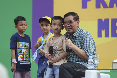 Gubernur DKI Jakarta Pramono Anung berbincang dengan seorang anak saat kumpara...                    </div>

                    <div class=