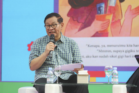 Gubernur DKI Jakarta Pramono Anung saat mendongeng pada acara kumparanMOM Festival Hari Anak 2025 di Ex Taman Anggrek, Gelora Bung Karno, Jakarta, Sabtu (26/7/2025). Foto: Iqbal Firdaus/kumparan