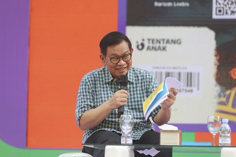 Gubernur DKI Jakarta Pramono Anung saat mendongeng pada acara kumparanMOM Festival Hari Anak 2025 di Ex Taman Anggrek, Gelora Bung Karno, Jakarta, Sabtu (26/7/2025). Foto: Iqbal Firdaus/kumparan