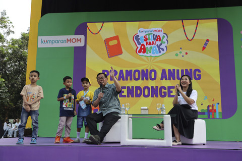 Gubernur DKI Jakarta Pramono Anung dan Chief of kumparanMOM Dhini Hidayati saat mendongeng pada acara kumparanMOM Festival Hari Anak 2025 di Ex Taman Anggrek, Gelora Bung Karno, Jakarta, Sabtu (26/7/2025). Foto: Syawal Febrian Darisman/kumparan