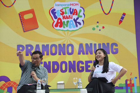 Gubernur DKI Jakarta Pramono Anung dan Chief of kumparanMOM Dhini Hidayati saat mendongeng pada acara kumparanMOM Festival Hari Anak 2025 di Ex Taman Anggrek, Gelora Bung Karno, Jakarta, Sabtu (26/7/2025). Foto: Syawal Febrian Darisman/kumparan