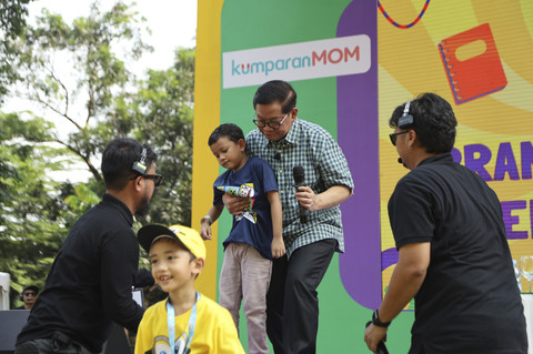 Gubernur DKI Jakarta Pramono Anung menggendong seorang anak saat kumparanMOM Festival Hari Anak 2025 di Ex Taman Anggrek, Gelora Bung Karno, Jakarta, Sabtu (26/7/2025). Foto: Syawal Febrian Darisman/kumparan